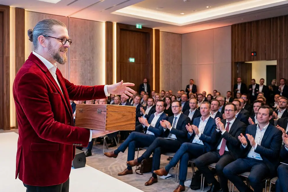 Zauberer auf einer Firmenfeier im Gespräch mit Gästen