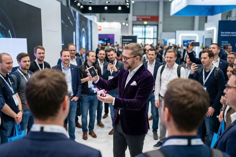 Zauberkünstler zieht Besucher an einem Messestand an