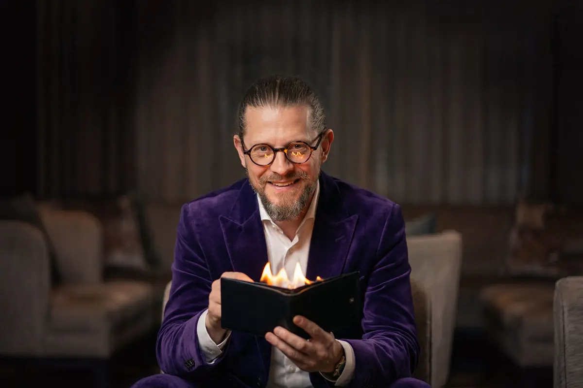 Portrait von Simabu als professioneller Zauberkünstler